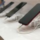 Soporte antirrobo adhesivo para exhibición con cable guaya retráctil.